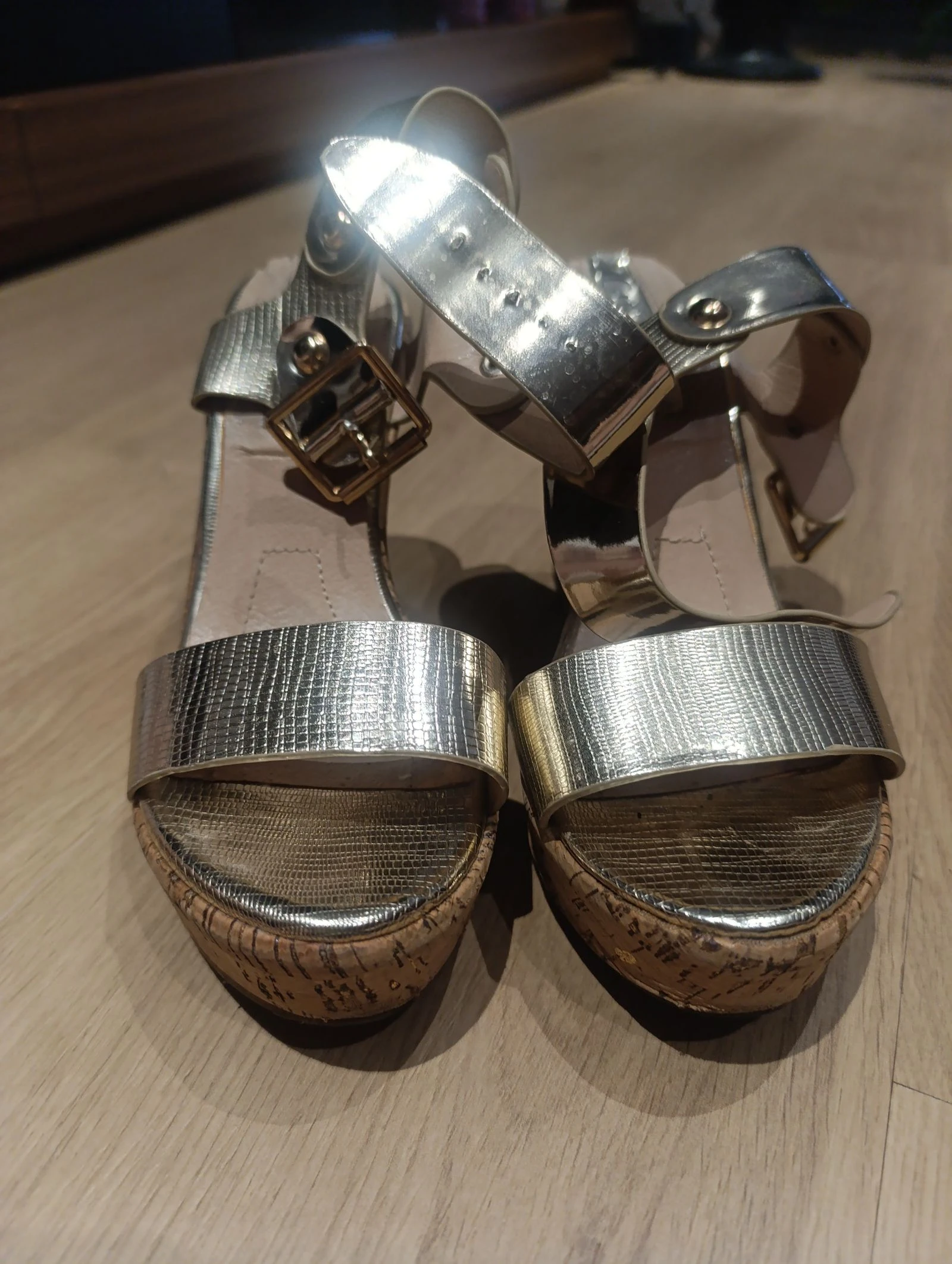 Sandalia cuña dorada  – photo 4